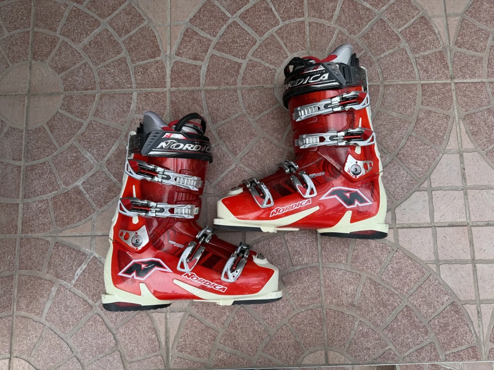 44 es Nordica Speedmachine sícipő használt 44 es Nordica Speedmachine  síbakancs 20.000 Ft eladó