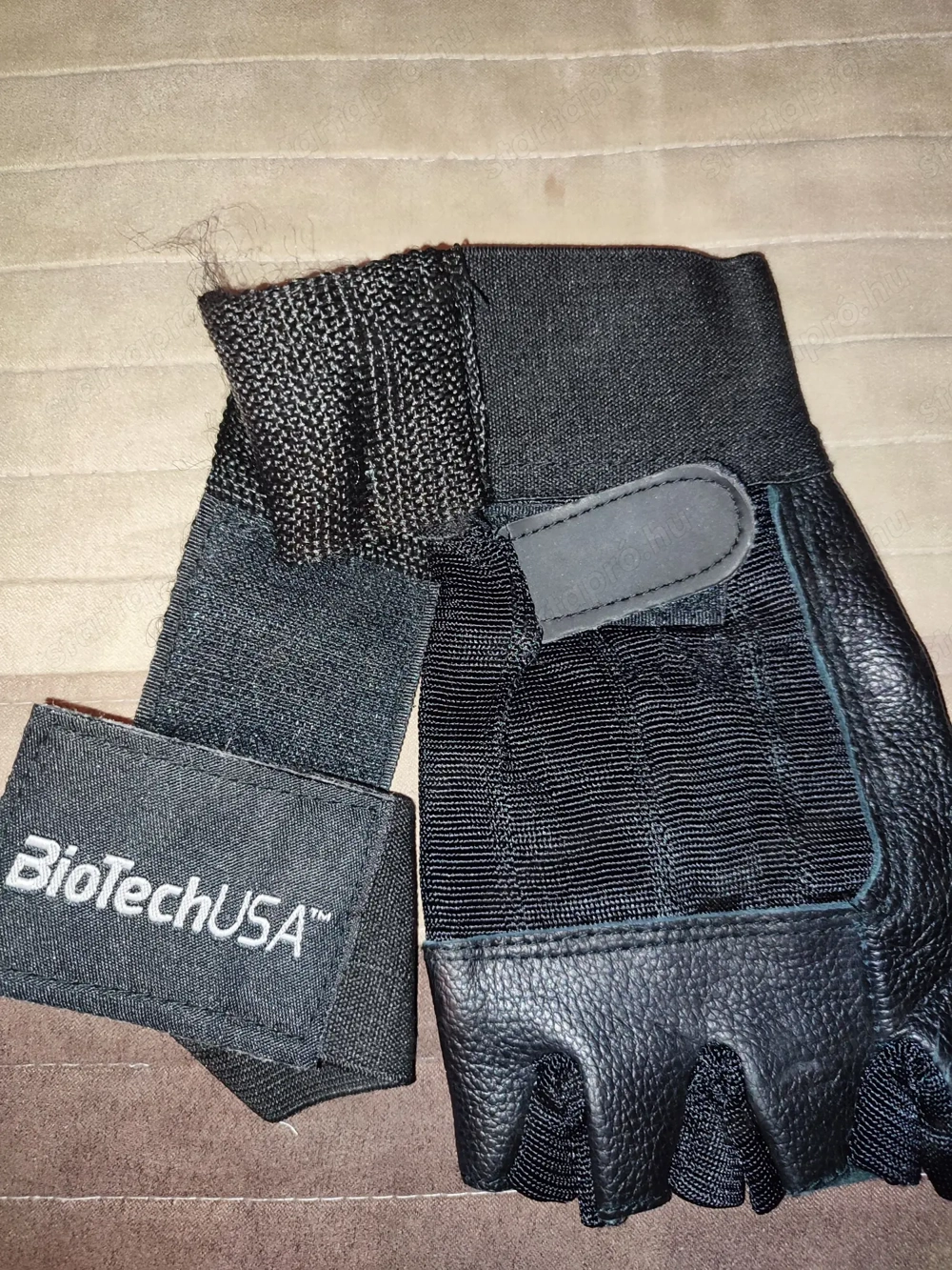 BioTechUSA csuklószorítós bőr fekete kesztyű fitness kesztyű edzőtermi kesztyű 