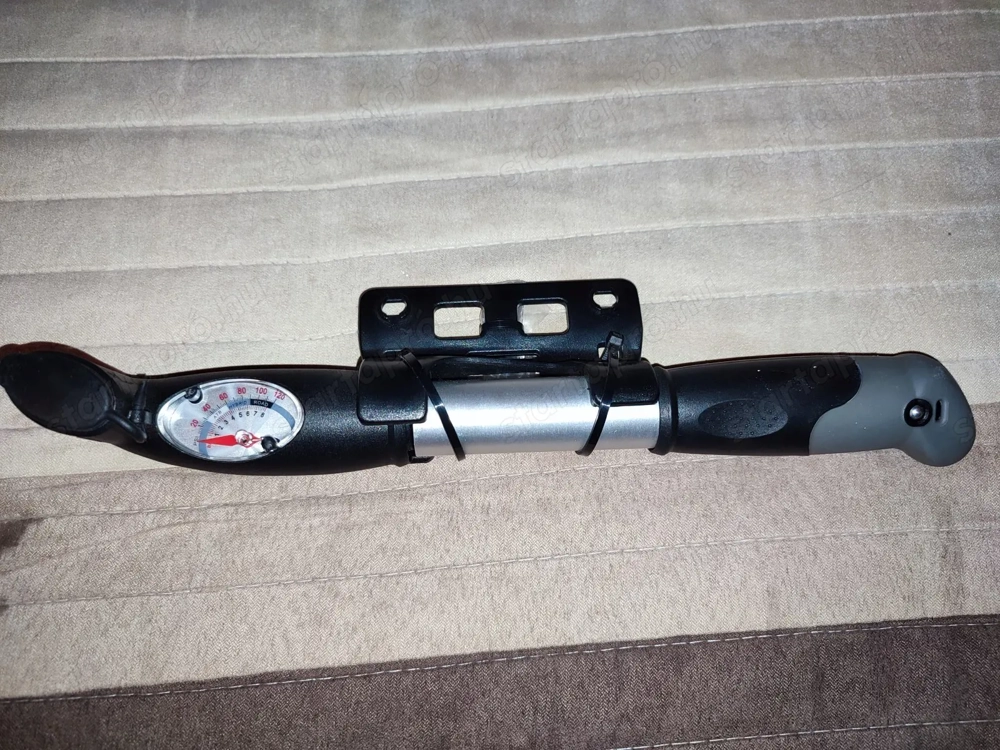 Mini vázpumpa nyomásmérős multiszelepes kulacstartó alá szerelhető vadi új