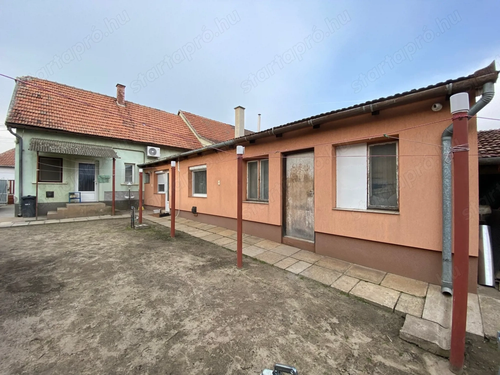 Kiskunhalas Tesco közelében 2 lakrészes családi ház kiváló helyen!