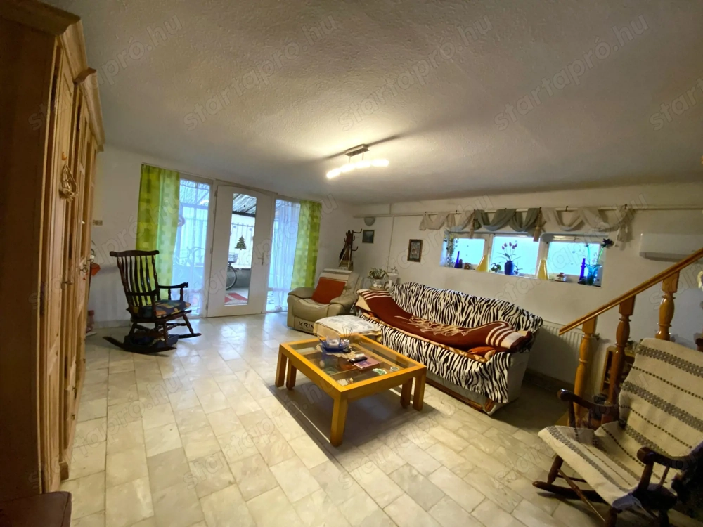 Kiskunhalas Jókai utcában 2 szintes kertkapcsolatos lakás!