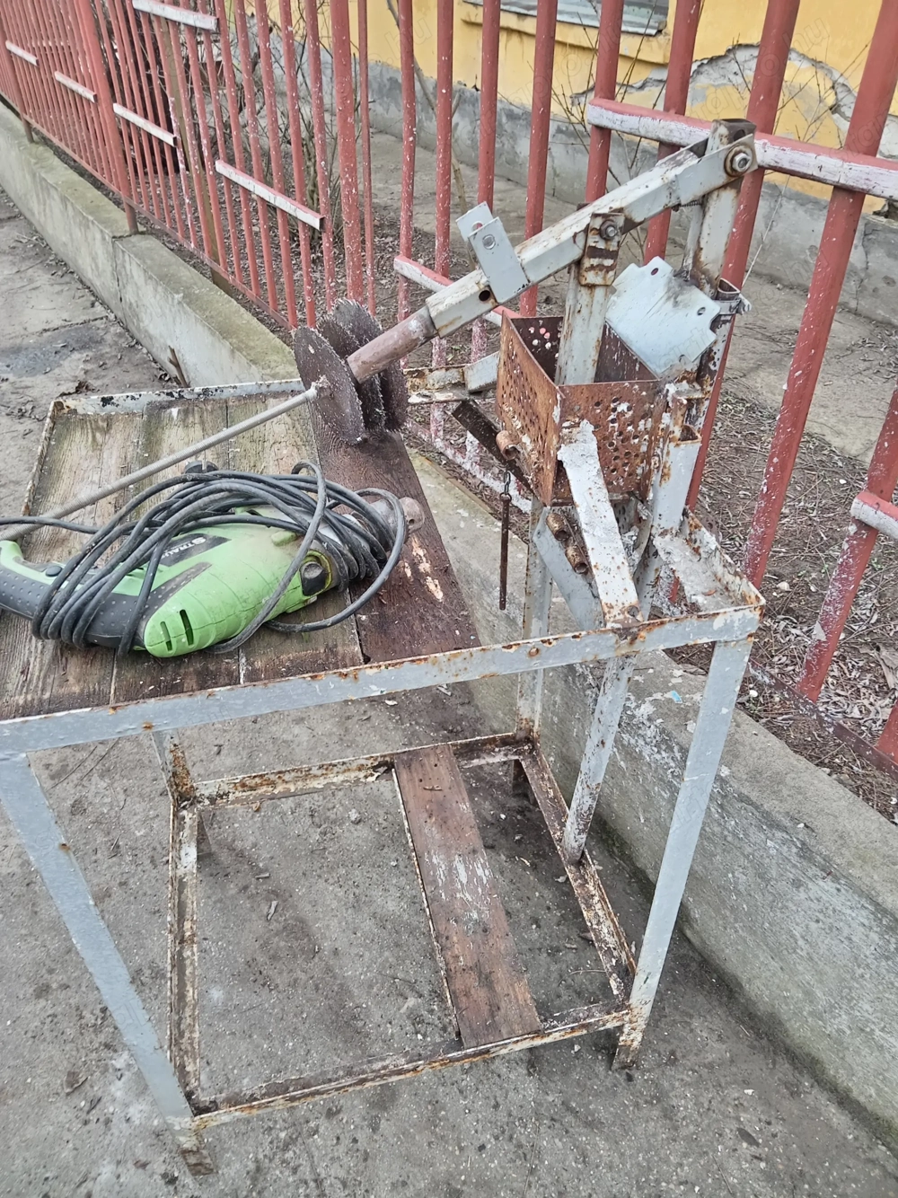 Papírbrikett gyártó kézi gép eladó