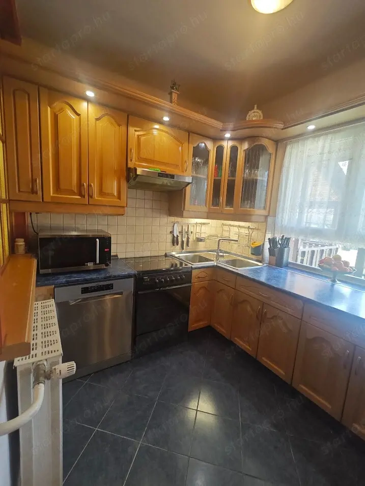 Eladó 2 generációs, felújított családi ház Kisbéren   tágas terekkel, nagy telekkel!