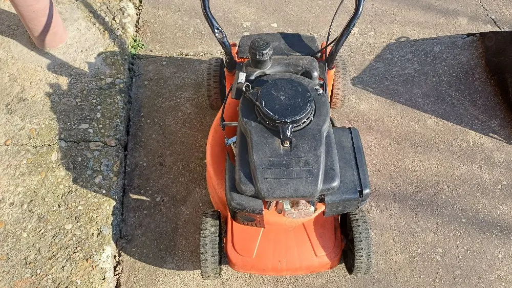 Fűnyíró és fűkasza