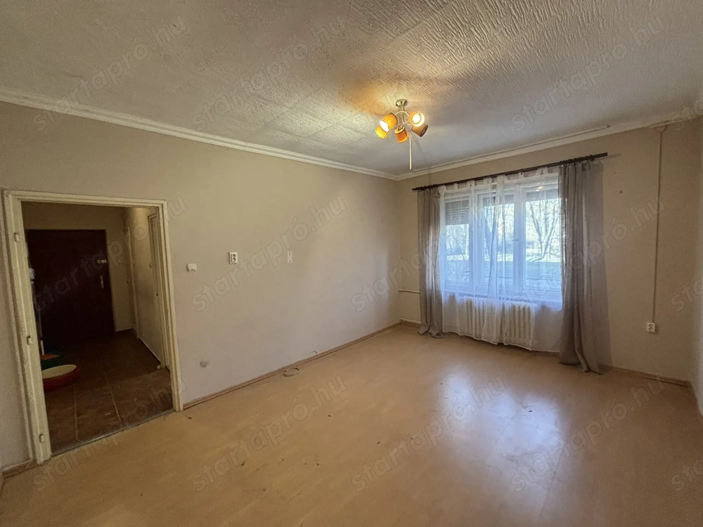 Tiszaújvárosban földszinti kis lakás nagy konyhával eladó! 