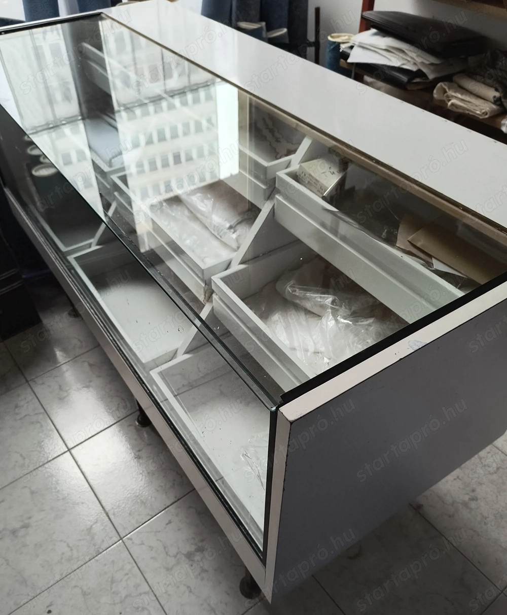 árukínáló üvegpult