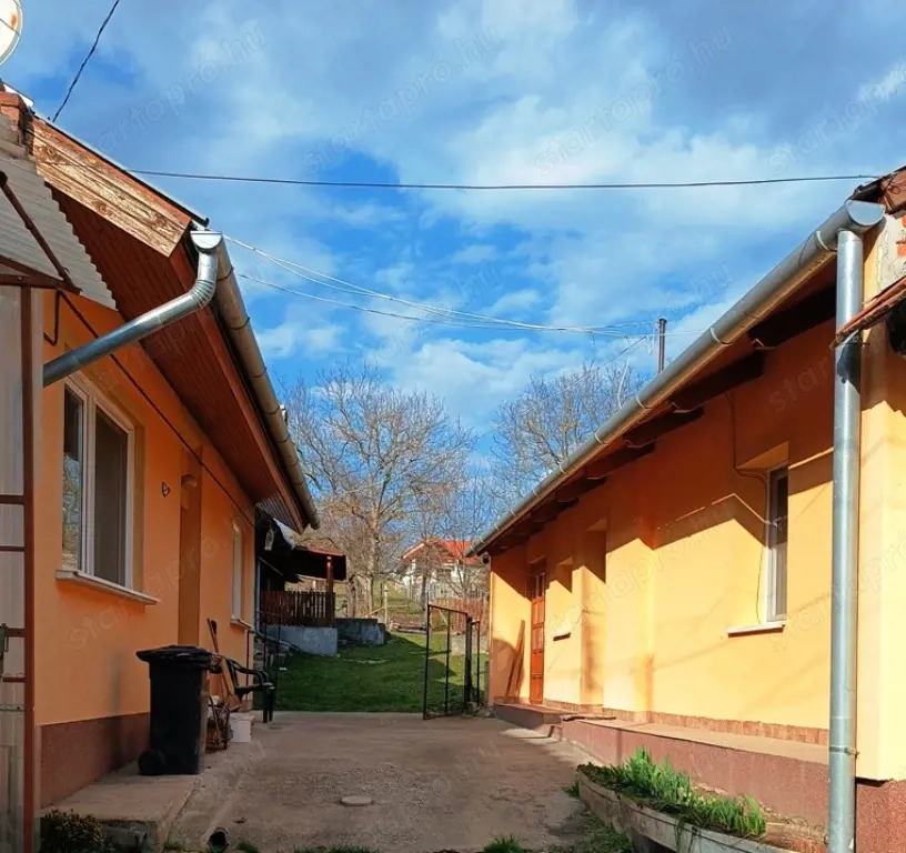 Eladó Szokolya központjában egy telken, 2 külön helyrajzi számon lévő házrész.  