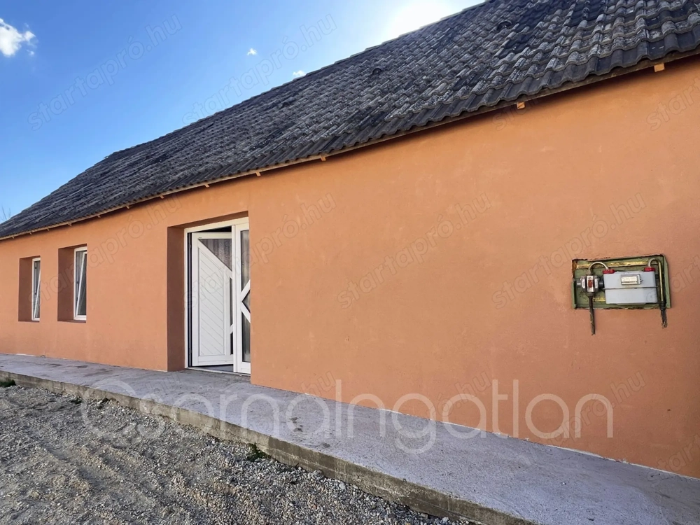 Rábaszentandrás - felújított 2 szobás téglaház dupla telken eladó