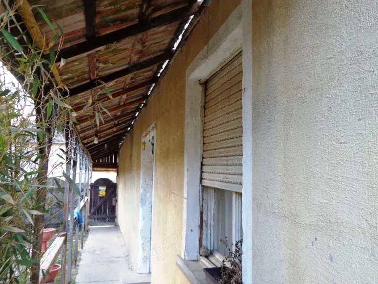 Váctól nem messze eladó egy 6 szobás családi ház Acsán