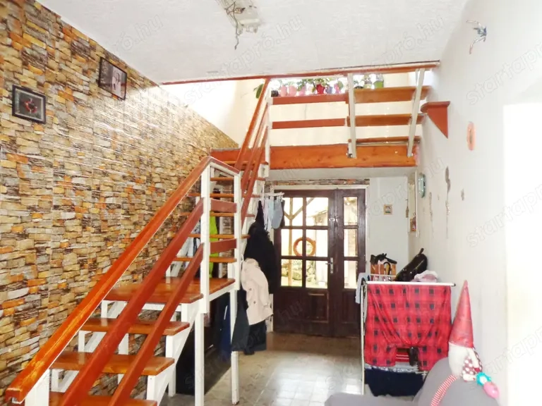 Váctól nem messze eladó egy 6 szobás családi ház Acsán