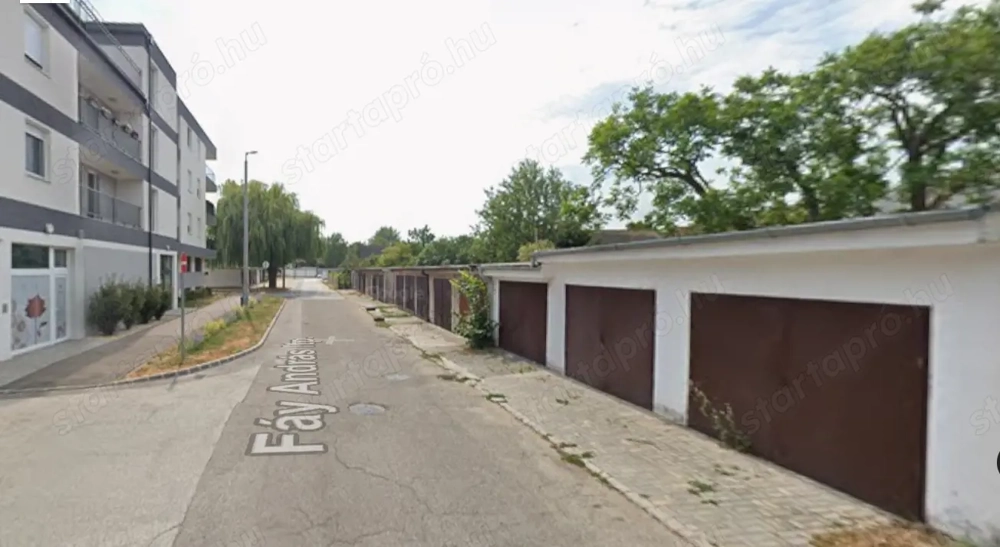 Fáy András lakótelepen garázs 