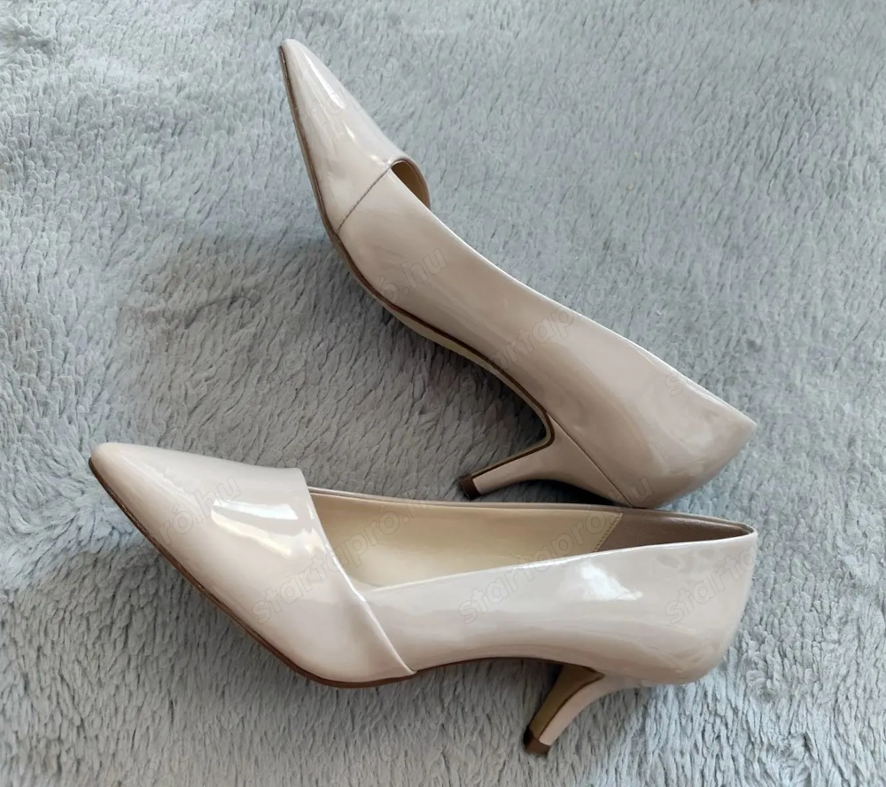 Hibátlan, tűsarkú, újszerű lakk körömcipő