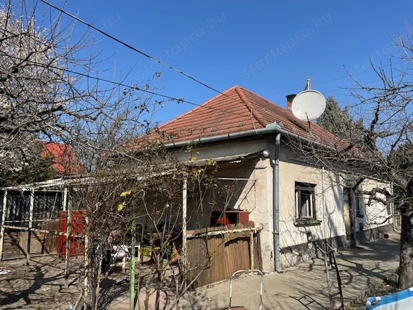 Szigethalmon hév megálló közelében 80 nm lakóterű 3 szobás felújítandó családiház 716 nm telekkel