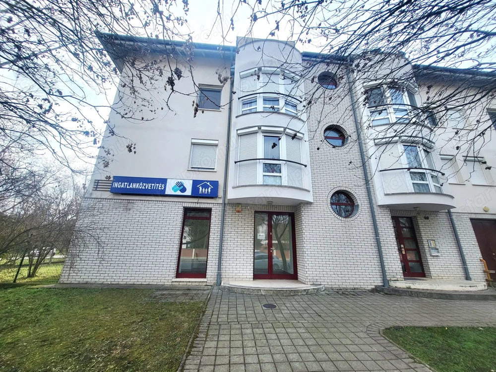 Eladó üzlethelyiség  Káposztásmegyer forgalmas részén!