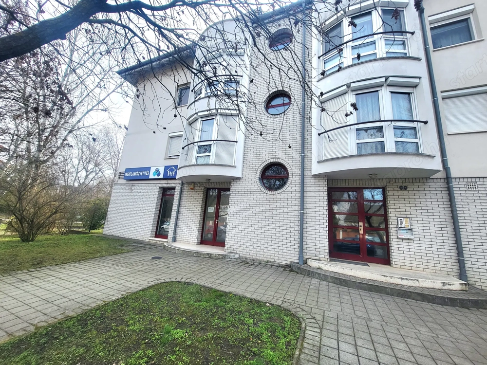 Eladó üzlethelyiség  Káposztásmegyer forgalmas részén!