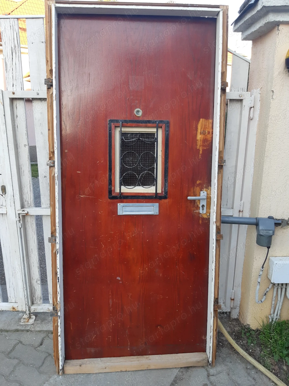 93x202cm bejárati ajtó tokkal jobbos kitekintő kis ablakkal