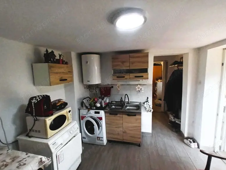 Frissen felújított kis lakóház udvarral