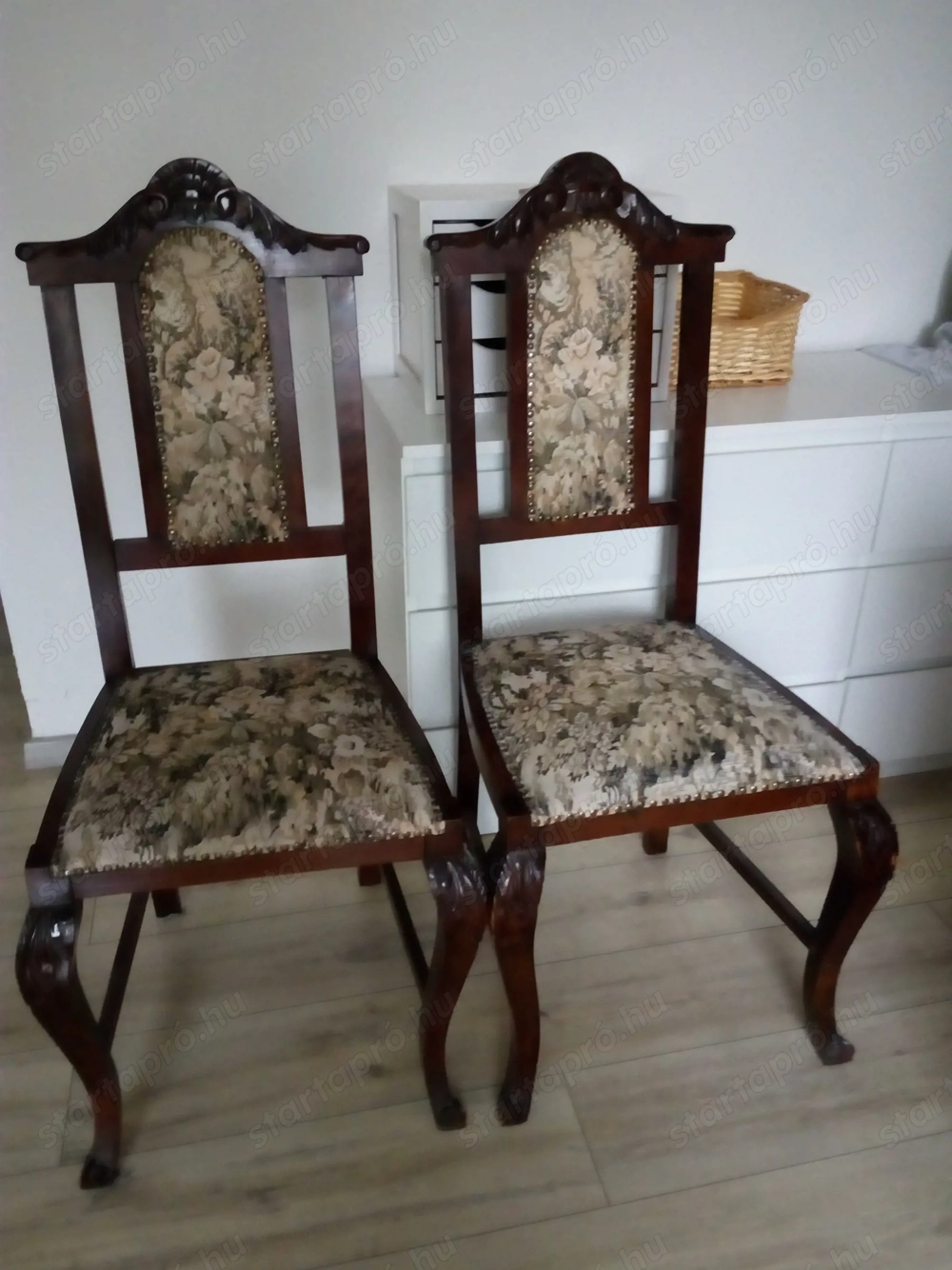 2db kiváló állapotú tömörfa szék eladó