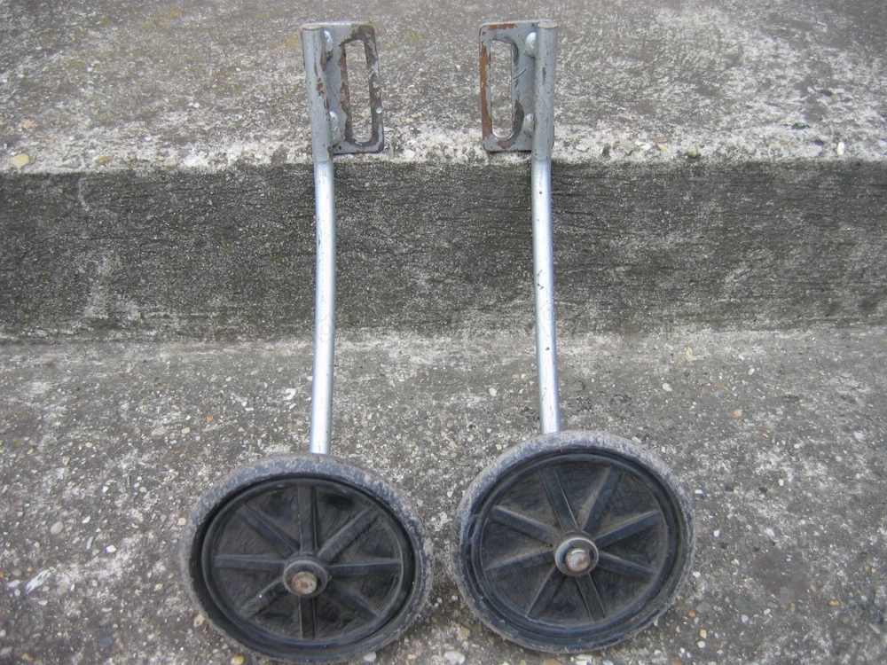 Kitámasztó pótkerék eladó.