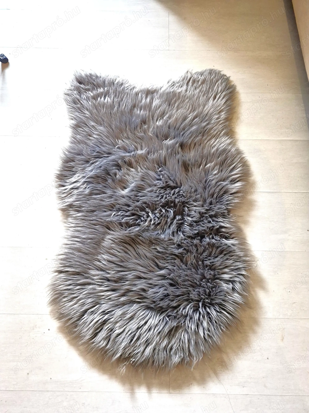 Ezüst-Szürke Nagy Szőrme Szőnyeg 1 m x 62 cm