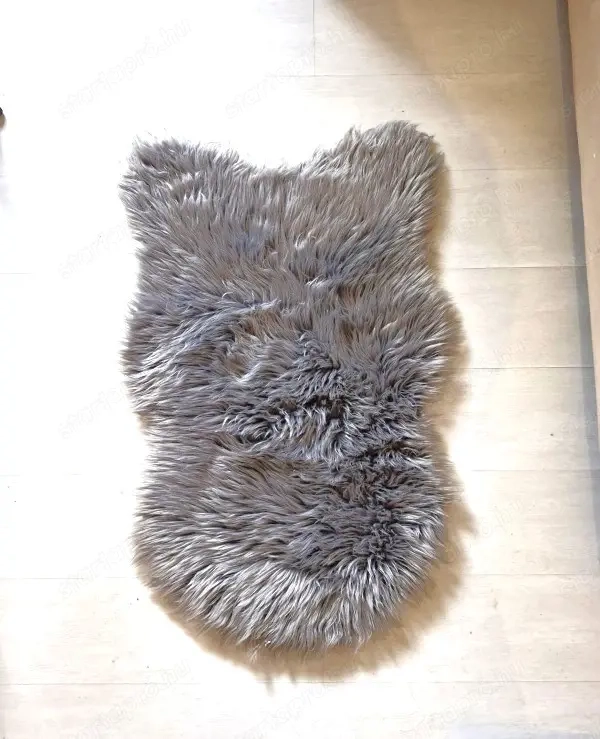 Ezüst-Szürke Nagy Szőrme Szőnyeg 1 m x 62 cm