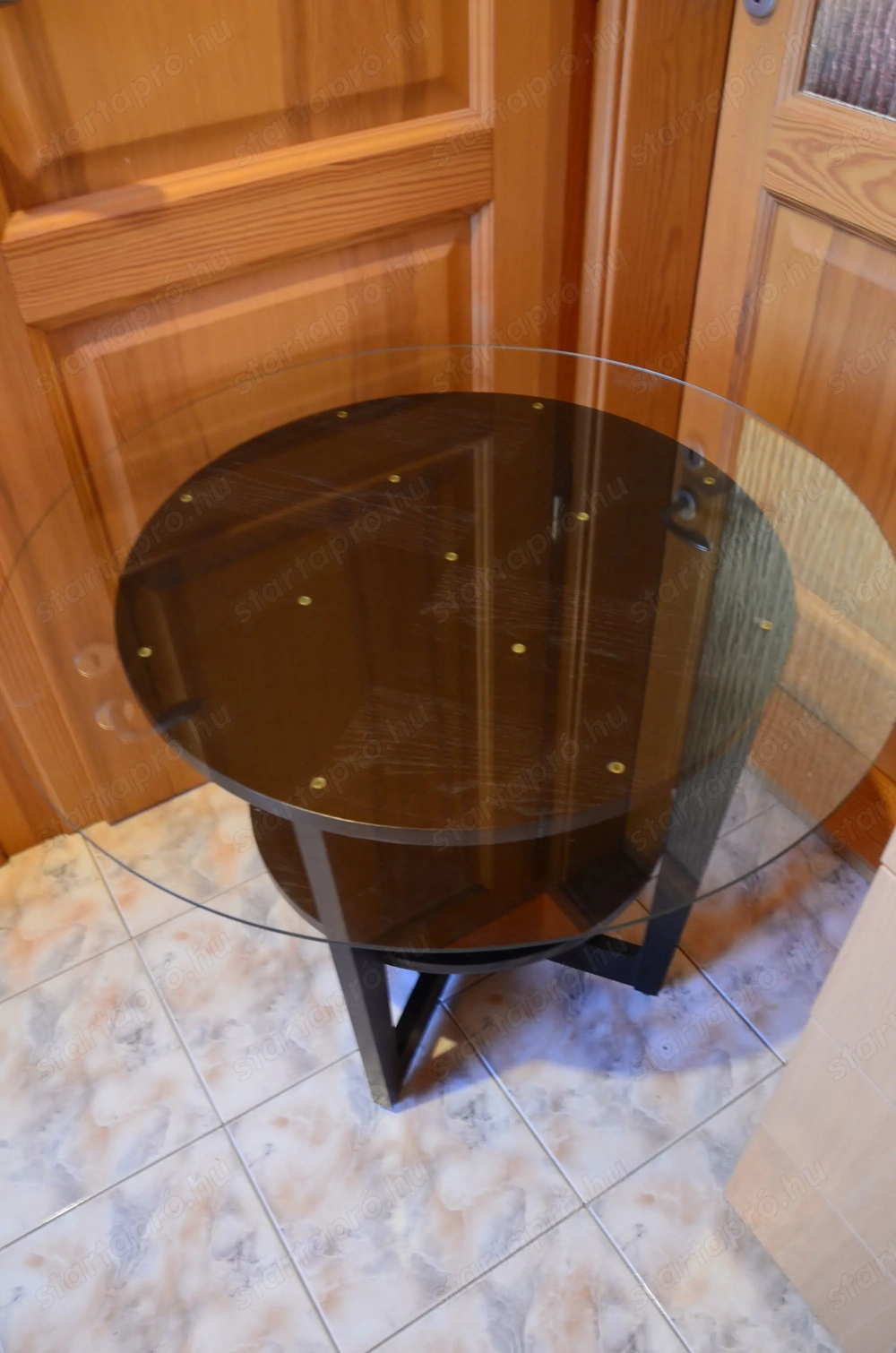 Eladó egy fekete színű, üveglapos, újszerű dohányzóasztal Dunakeszin
