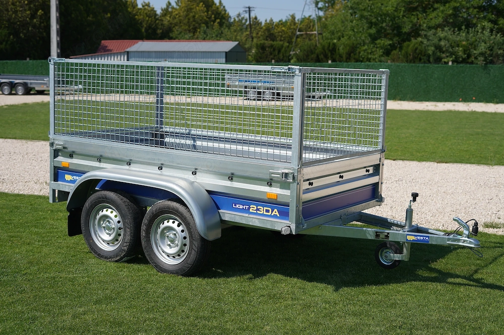 Új 2 tengelyes utánfutó (230x130cm) rácsos magasítóval most 738.000 Ft helyett 708.000 Ft