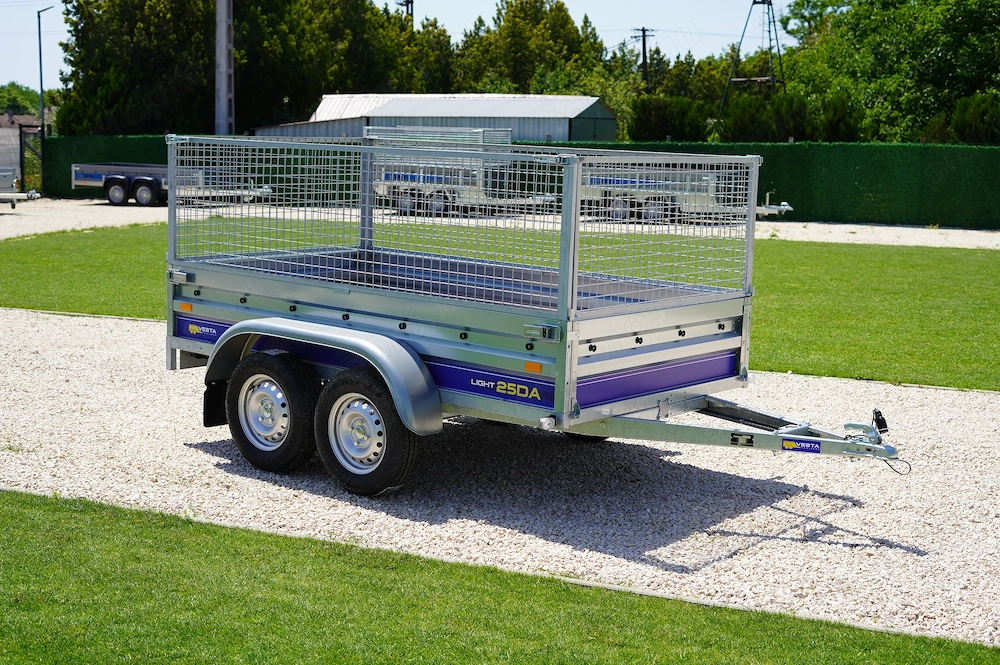 Új 2 tengelyes utánfutó (250x135cm) rácsos magasítóval most 788.000 Ft helyett 758.000 Ft