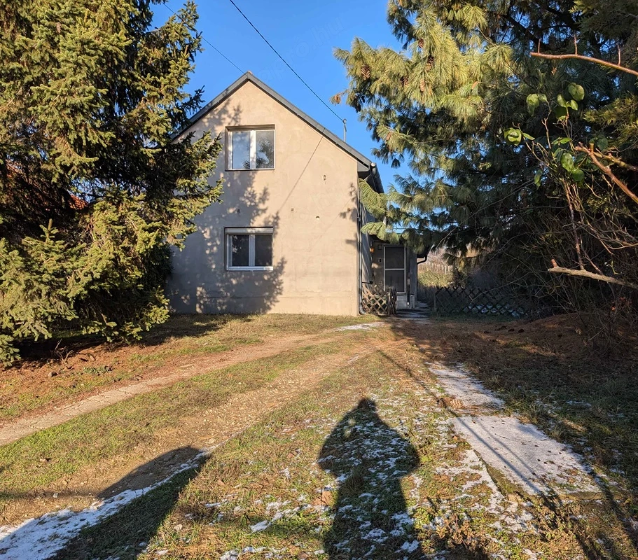 Monoron felújított, 3 szobás családi ház tetőtér beépítési lehetőséggel, 2500 m2 telekkel