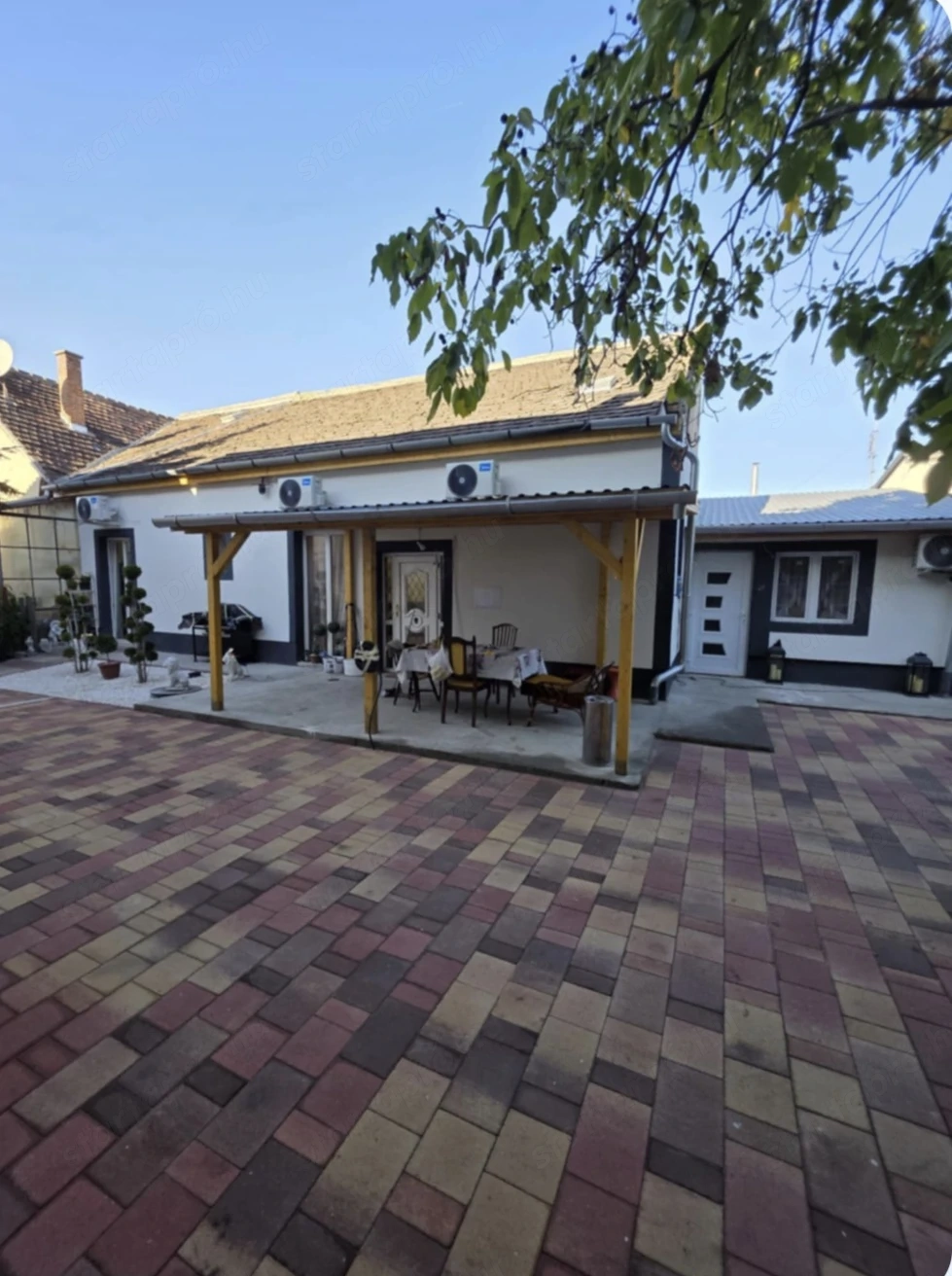 Pesterzsébet központjához közel, csendes kertvárosi utcában felújított, szigetelt téglaházrész eladó