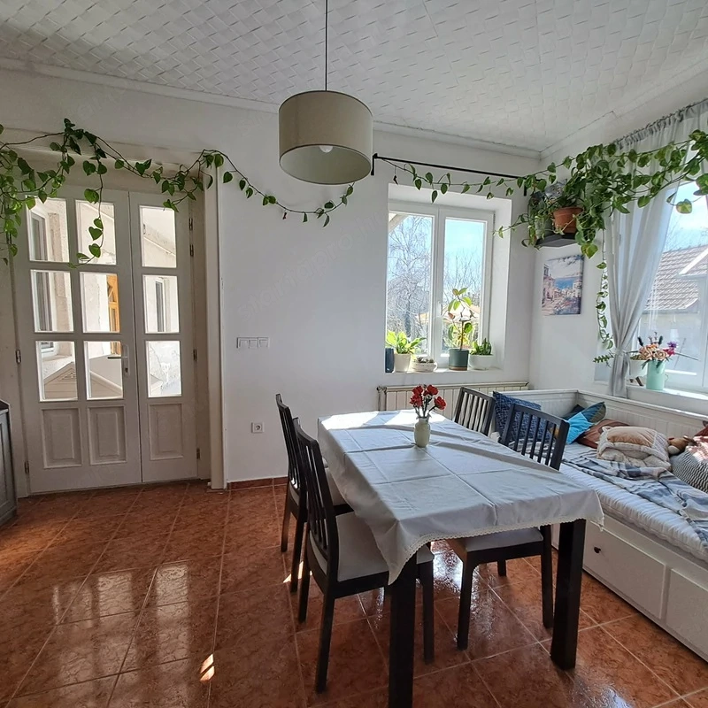  Monor belvárosában belül felújított 130 m2-es családi ház, 1327 m2-es telekkel