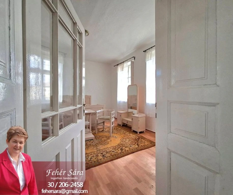 Tiszasason téglaoszlopos tornácos családi ház eladó.