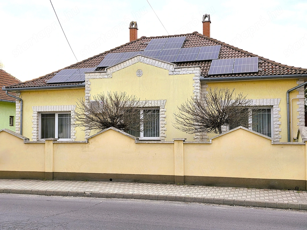 Kiskunhalas központjában felújított családi ház napelemmel, extrákkal!