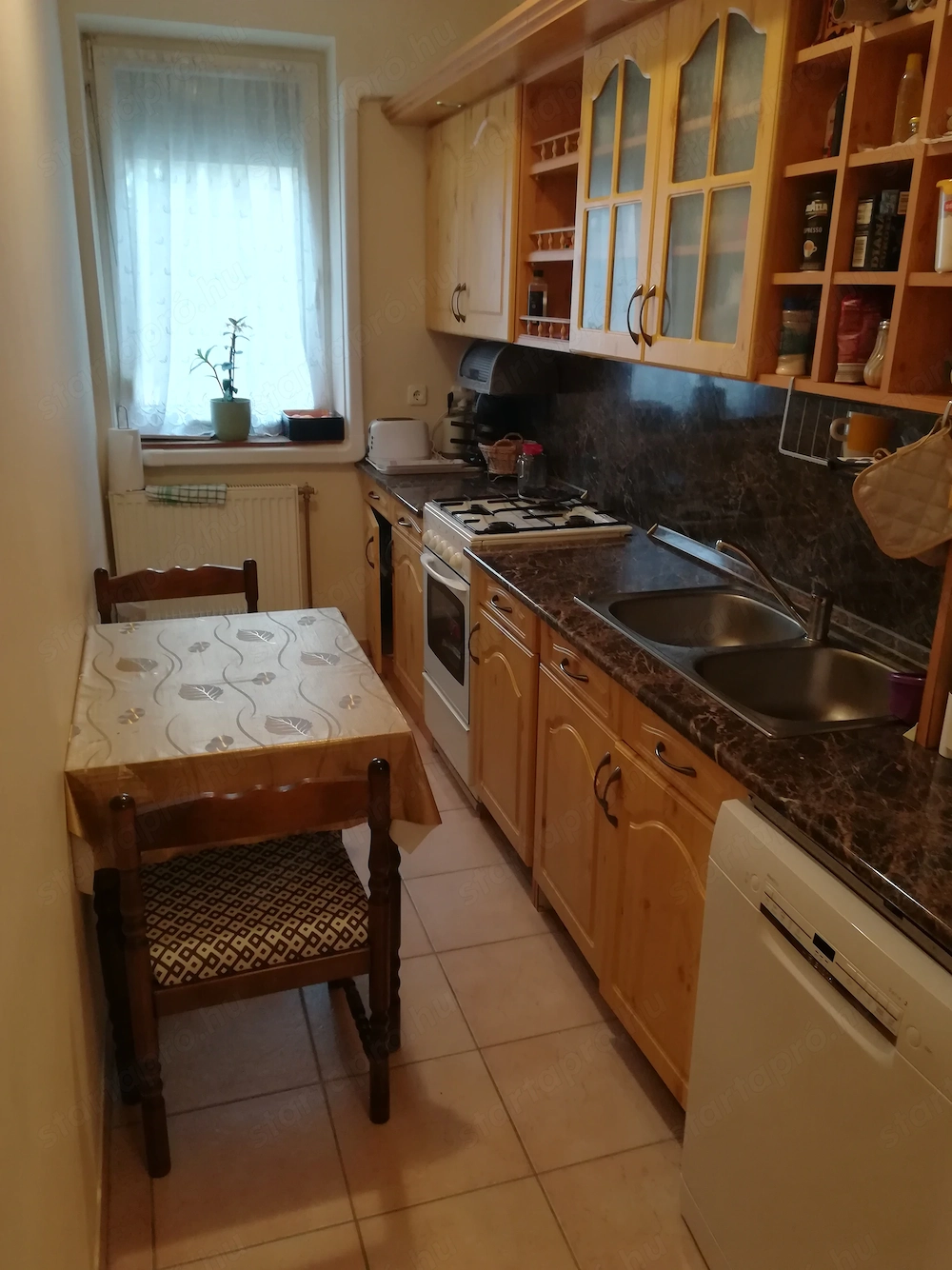 Nyíregyházán 1.emeleti 2 szobás lakás garázzsal eladó!