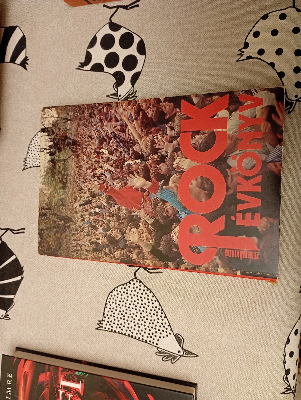 Rock évkönyv 1981  2000ft óbuda  személyesen óbudán lakcimemen vagy előre fizetés után mpl csomagaut