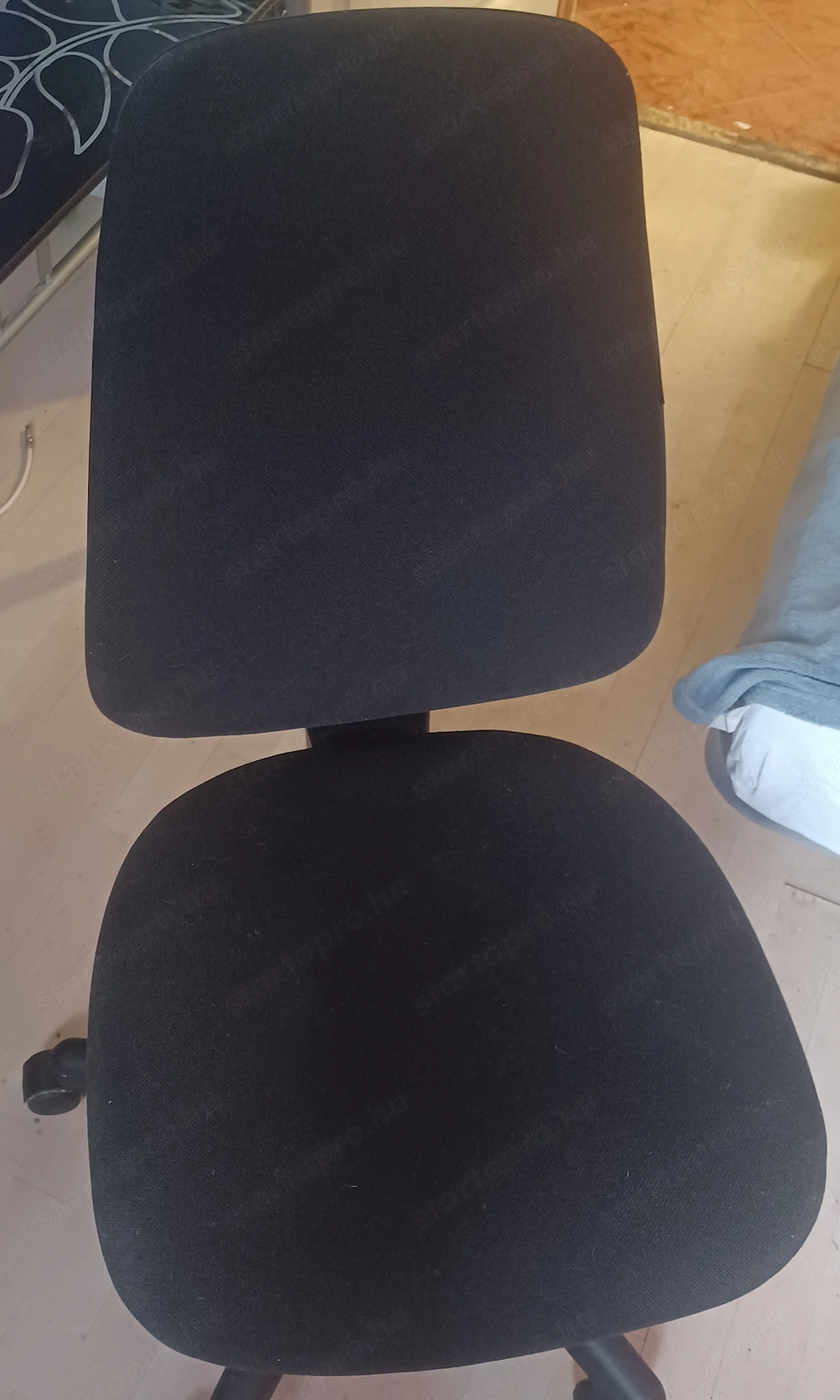 Fekete forgószék állítható