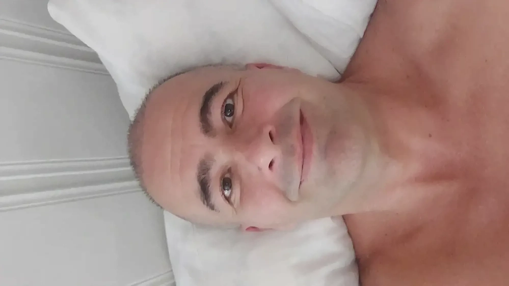 Partnert-barátnőt keresek (fizetés- szállás a tengernél adott)