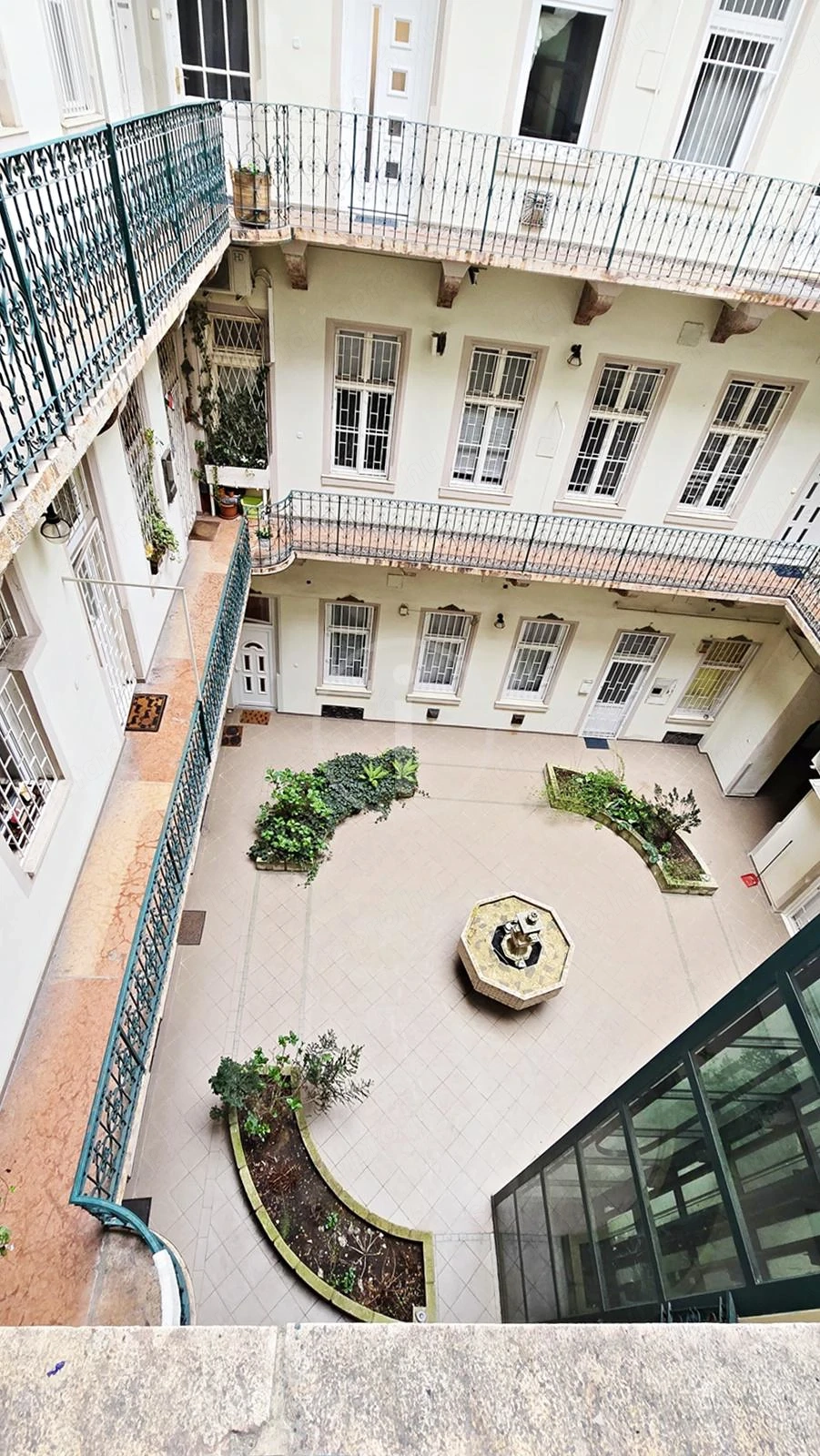 Felújított, berendezett, gépesített, emeleti lakás kiadó!