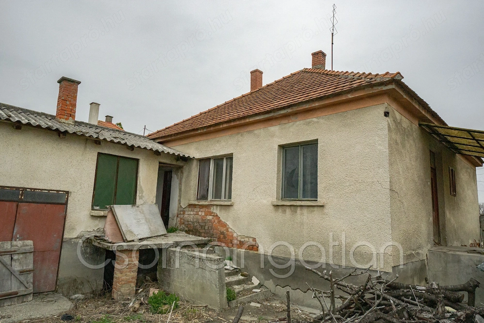 Bősárkány - magas alapos 2 + 1 félszobás családi ház eladó