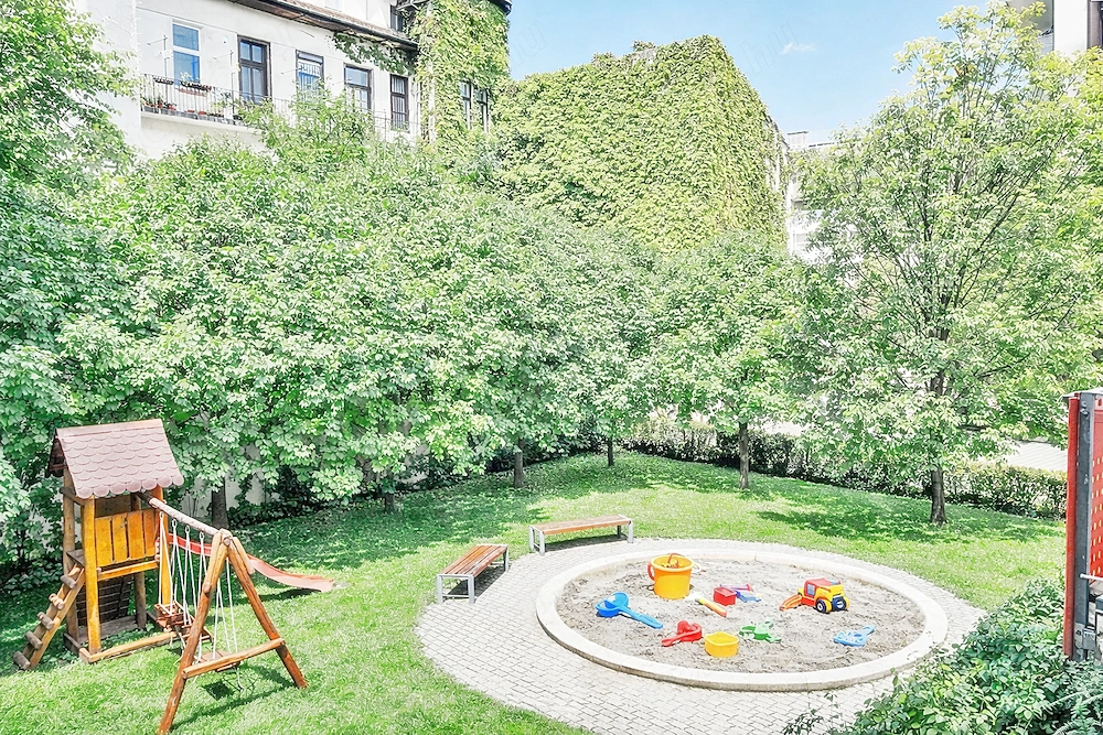 Corvin negyedben, emeleti lakás, hozzátartozó kocsibeállóval eladó!