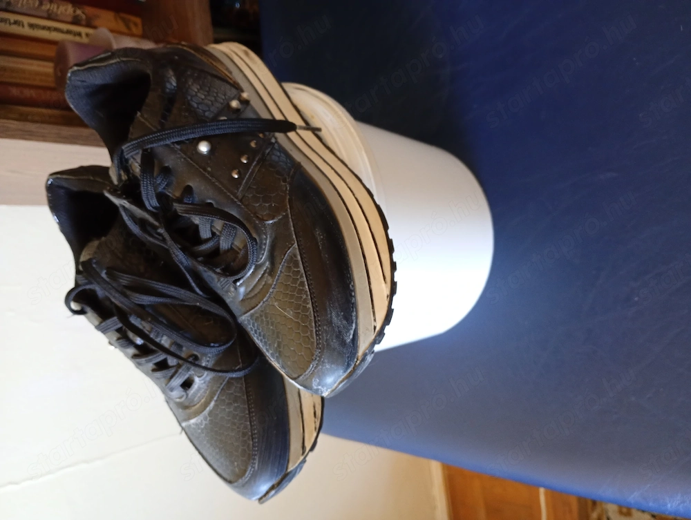 Női cipő 39 Claudia Ghizzani 2000ft óbuda A képen látható lábbeli egy pár Claudia Ghizzani márkájú, 