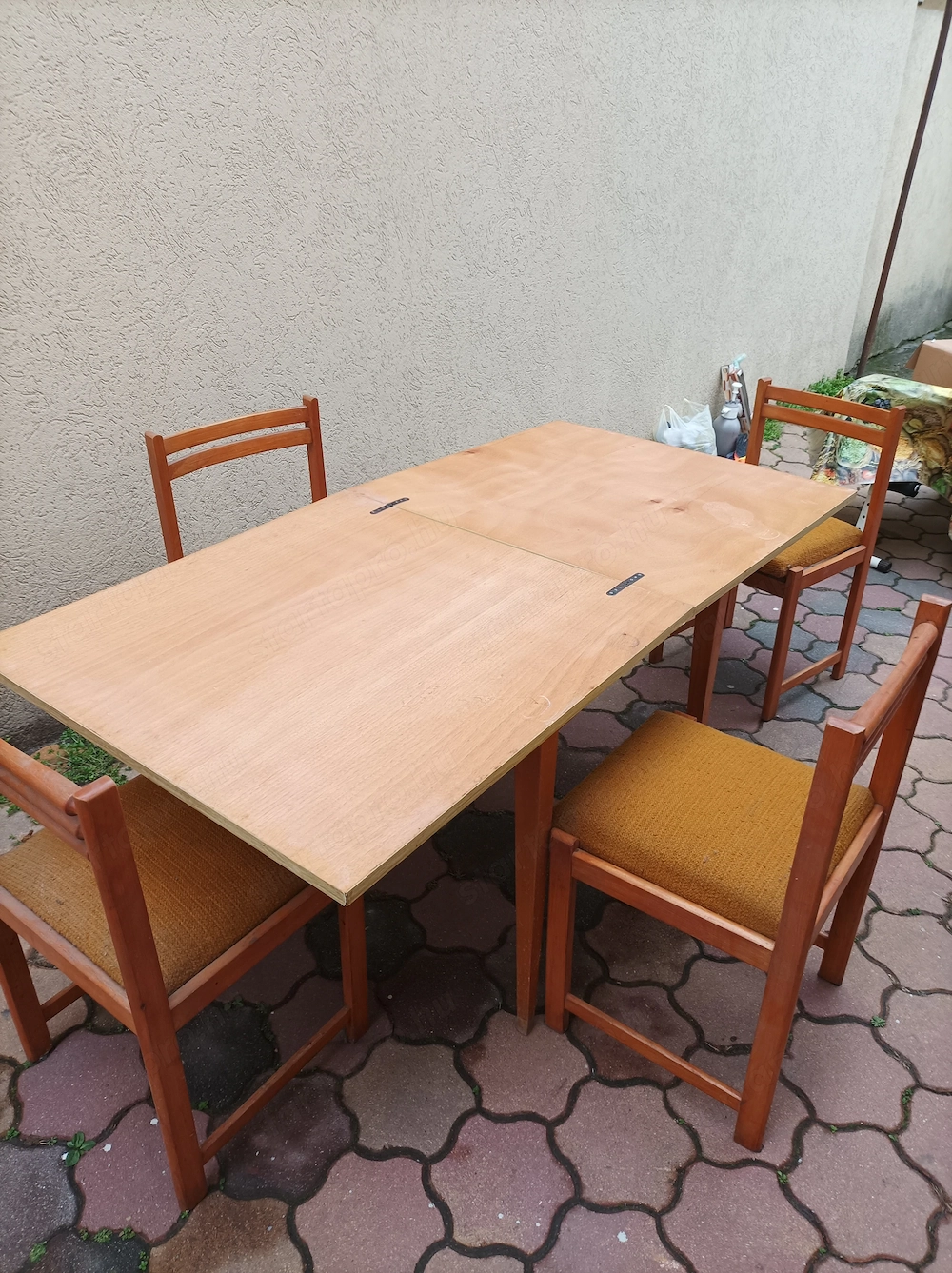Újpesten eladó étkező asztal 4 székkel!