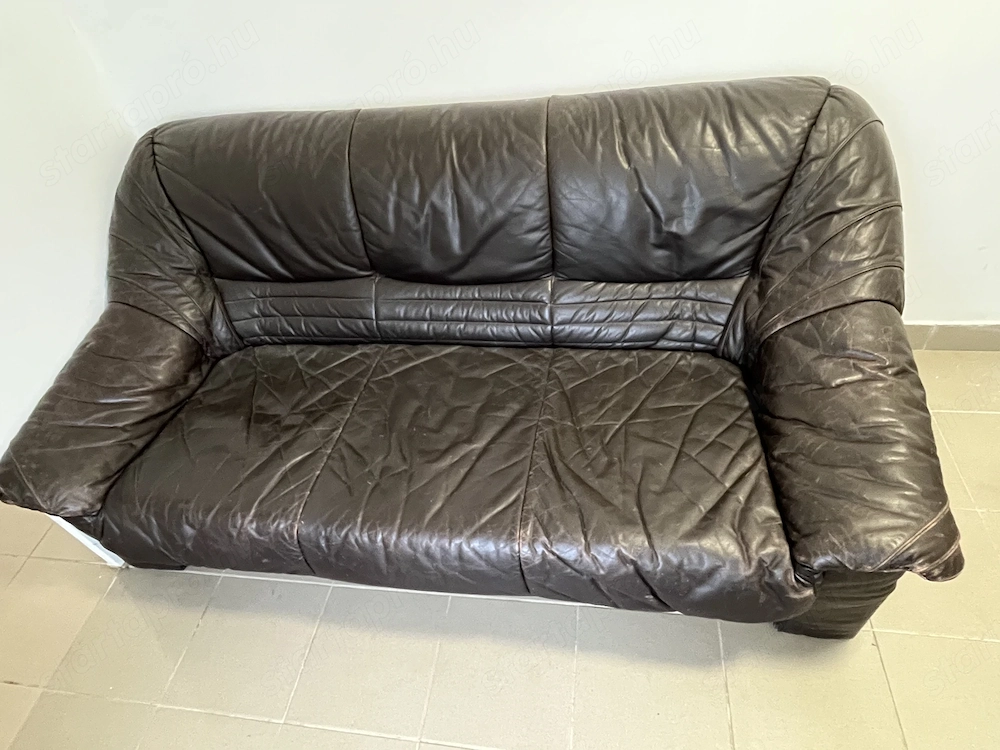 Bőrgarnitúra ajándék koloniál puffal eladó