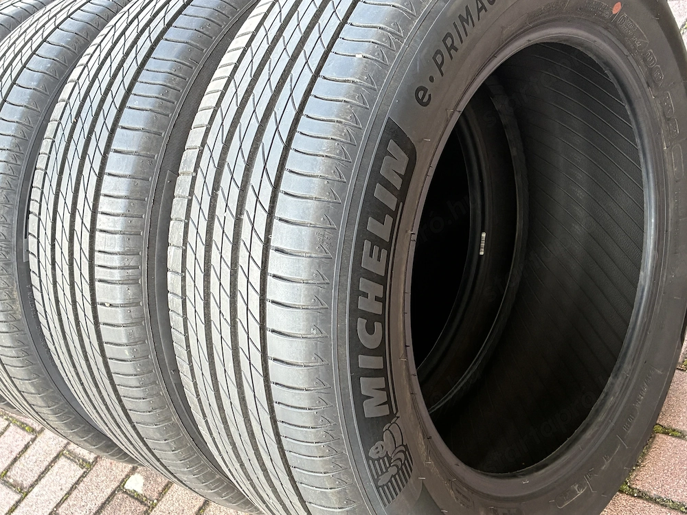 Michelin 235 60 R 18-as. 