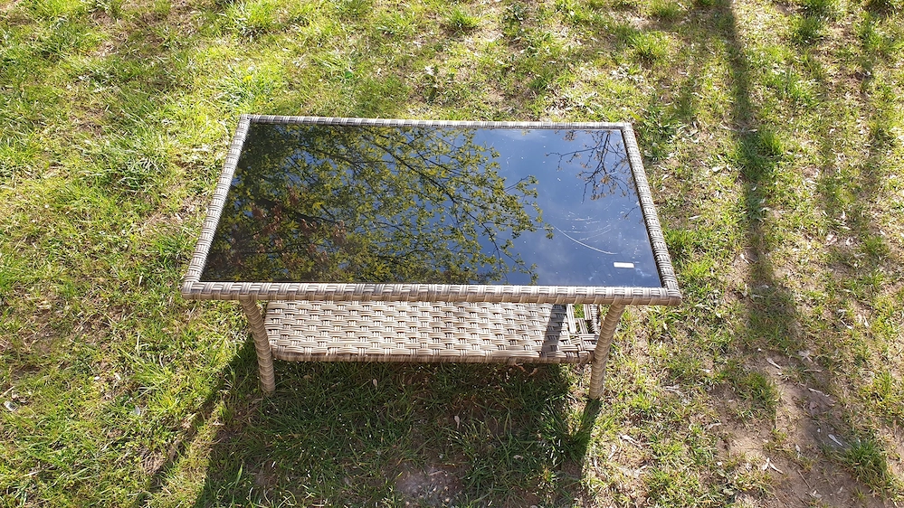 Rattan stílusú kisasztal eladó fekete üveglappal