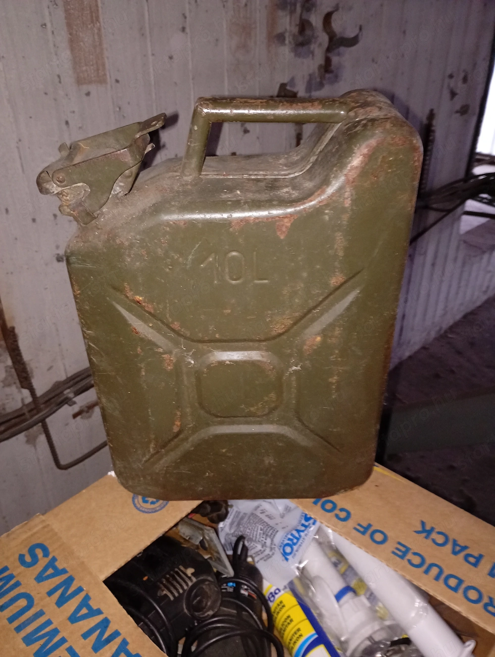 Eladó, 10 lit. Üzemanyag Tároló   marmon kanna,  6000ft óbuda személyesen óbudán lakcimemen vagy elő