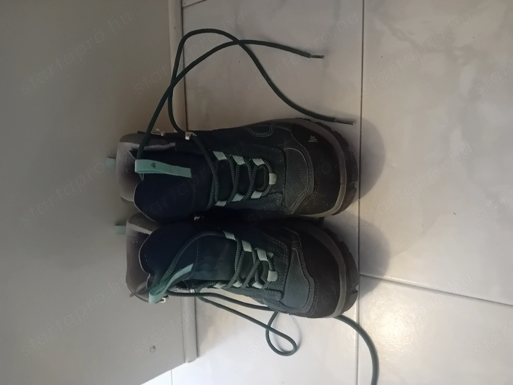 36-os lábra Quechua női sportcipő eladó