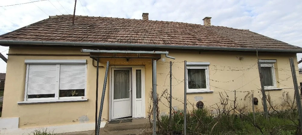 Eladó családi ház Szakolyban   1,5 szobás, két épülettel!