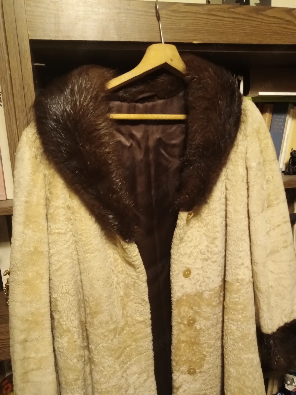 42-44 krém szinű női perzsa bunda 42000ft óbuda 36 50 104 8272 36 20 949 1288 posta kizárolag előre 