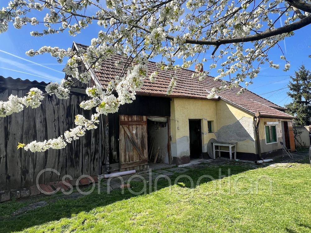 Csorna - 1127 m2-es telken bontandó ház eladó